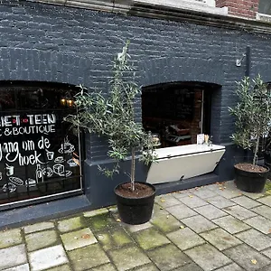 Nine(t)teen *** Amsterdam